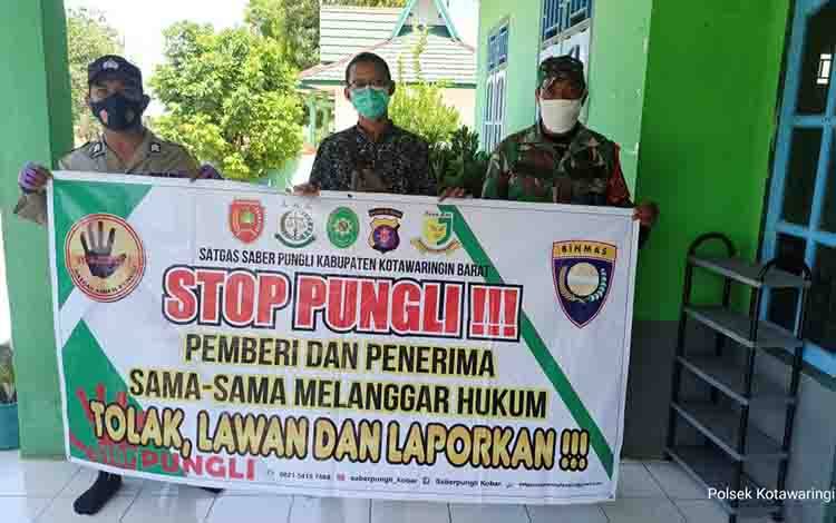 Personel Polsek Kolam Ajak Warga Desa Lalang Tolak Pungli