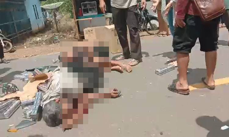 Laka Lantas Truk Box, 2 Warga Terkapar, Puluhan Pak Rokok Berhamburan