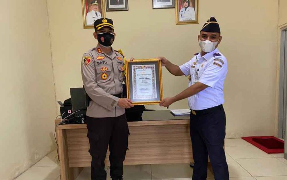 Kepala Bandara Kuala Pembuang Terima Penghargaan Kapolda Kalteng