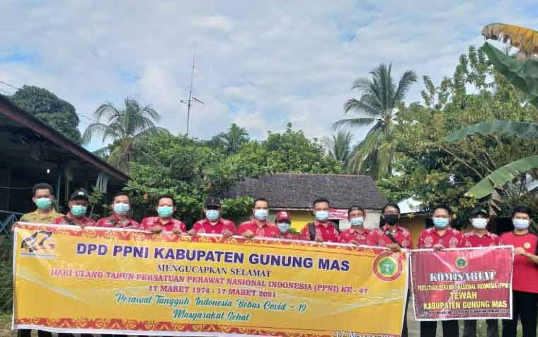 Peringati HUT, PPNI Gunung Mas Bagikan Ribuan Masker