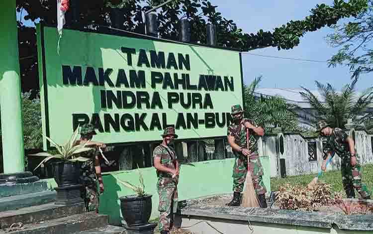 Sambut HUT Korem 102 Panju Panjung, Kodim Pangkalan Bun Bersihkan Makam Pahlawan