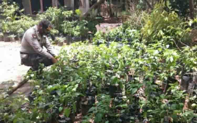 Anggota Polsek Basarang Sambangi Kebun Warga, Beri Motivasi Ini