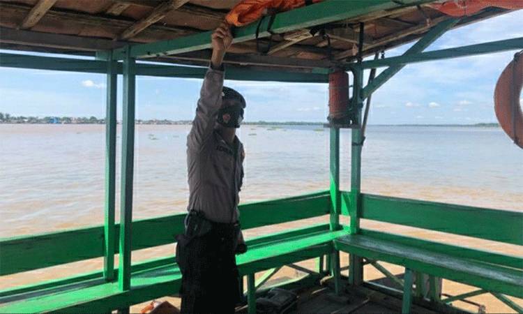 Antisipasi Laka Air, Personel Satpolair Polres Kapuas Cek Kondisi dan Beri Penyuluhan Nahkoda Kapal
