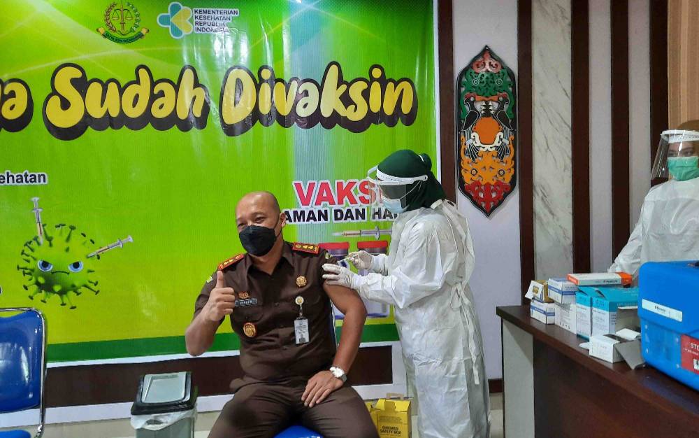 Puluhan Pegawai Disuntik Vaksin Covid-19, Kajari Kobar: Vaksin Beri Rasa Aman Pegawai dan Masyarakat