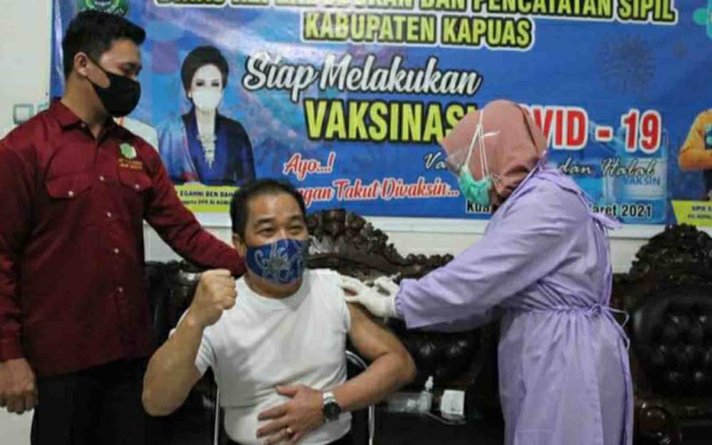 Pegawai Dinas Dukcapil Kapuas Menerima Vaksin Covid-19 Dosis Pertama