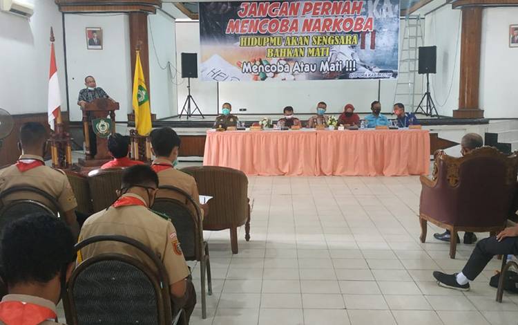 Fenomena Anak-Anak Menghirup Bau Lem Harus Diwaspadai