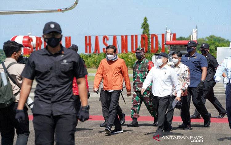 Presiden Tinjau Vaksinasi COVID-19 bagi Guru di Makassar
