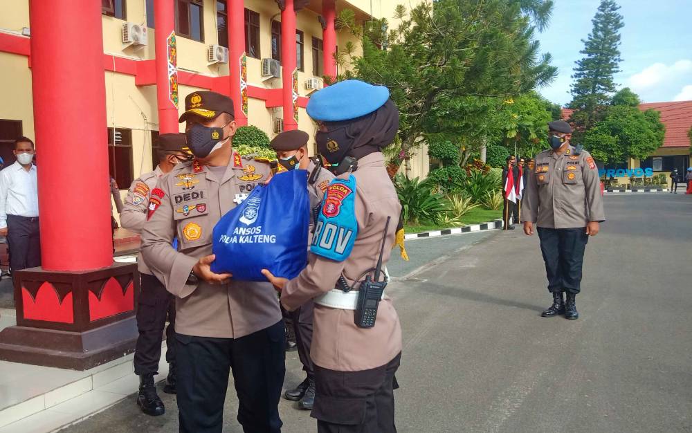 Polda Kalteng Salurkan Bantuan Pangan ke Sejumlah Panti Asuhan