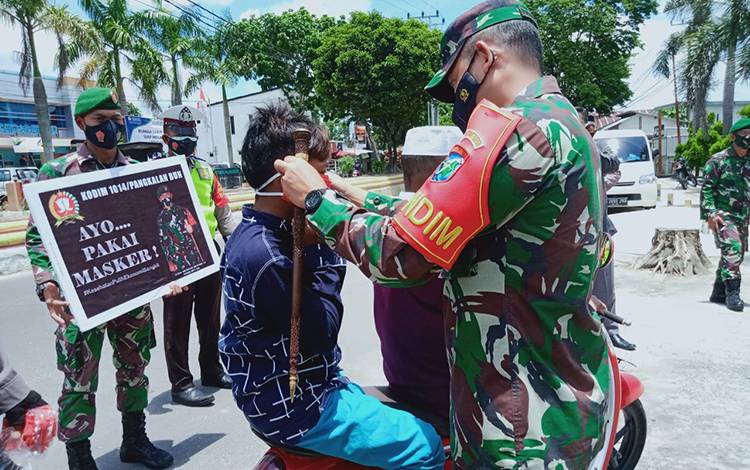 Kodim Pangkalan Bun Bagikan Masker kepada Jemaah Salat Jumat
