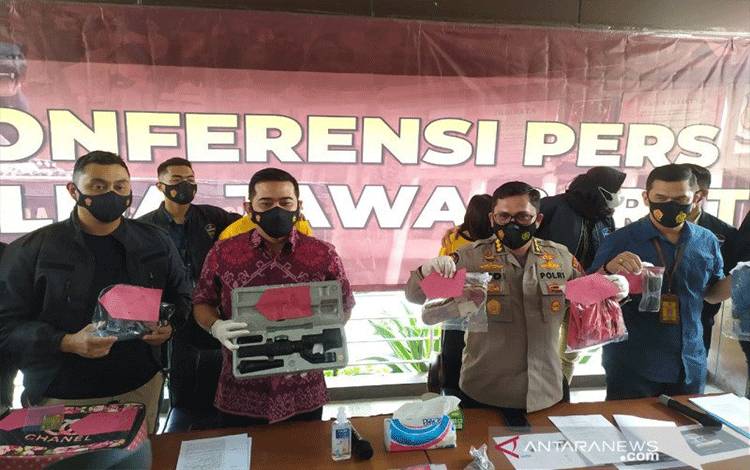 Produksi Puluhan Video Porno, Sepasang Kekasih Ditangkap