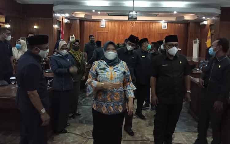 Bupati Kobar Sampaikan Tanggapan Terhadap Pemandangan Umum Fraksi