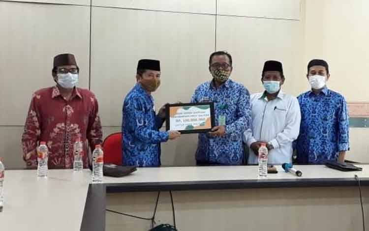 Kemenag Kalteng Serahkan Bantuan Operasional ke Baznas dan BWI