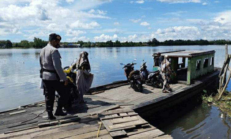 Sambangi Feri Penyeberangan, Personel Polsek Pulau Petak Ingatkan Pentingya Keselamatan
