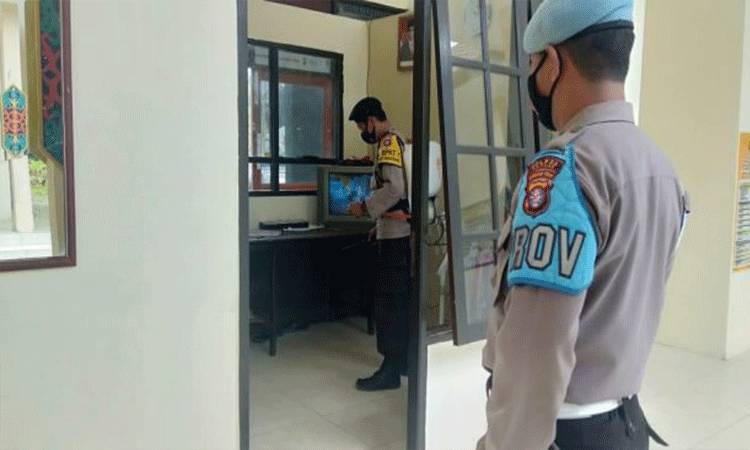 Sterilkan Ruang Kerja, Personel Polsek Basarang Semprotkan Disinfektan