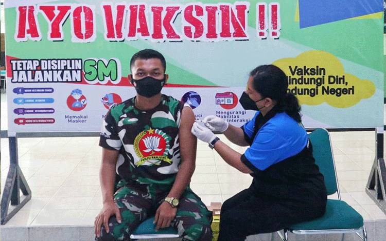 Pertebal Imunitas Tubuh, Anggota Kodim 1013 Muara Teweh Suntik Vaksin Tahap II