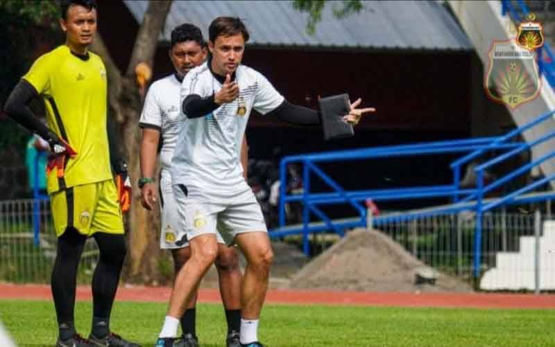 Paul Munster Tak Tergoda Nama Besar Dalam Rekrut Pemain