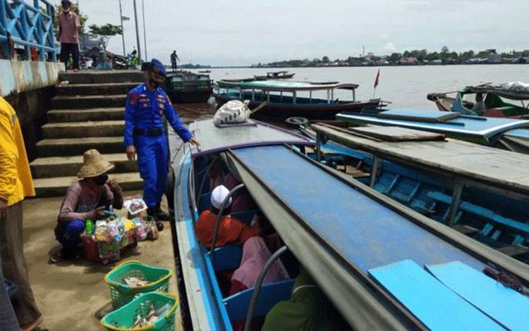 Satpolair Berikan Penyuluhan ke Nahkoda Kapal di DAS Kapuas