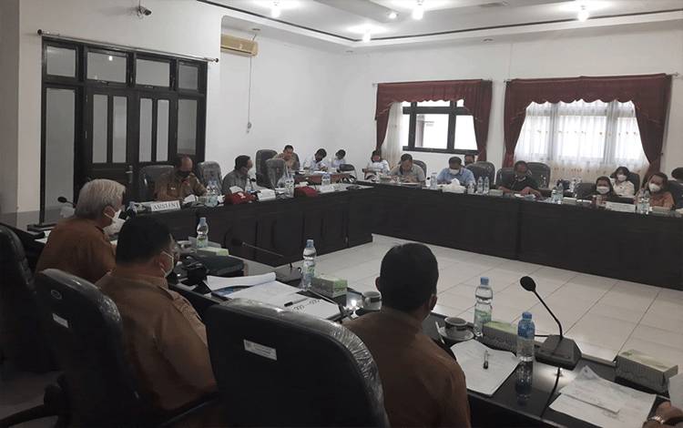 Ketua DPRD Gumas Pimpin Rapat Pembahasan 2 Raperda