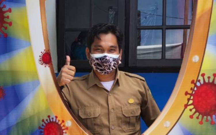 Guru SMP di Gunung Mas Disuntik Vaksinasi Covid-19