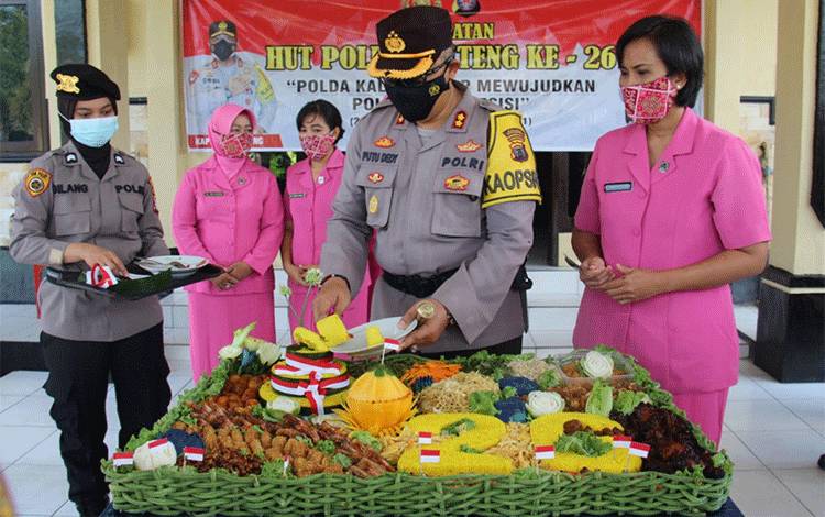 Polres Sukamara Gelar Syukuran Potong Tumpeng Rayakan HUT Polda Kalteng ke- 26