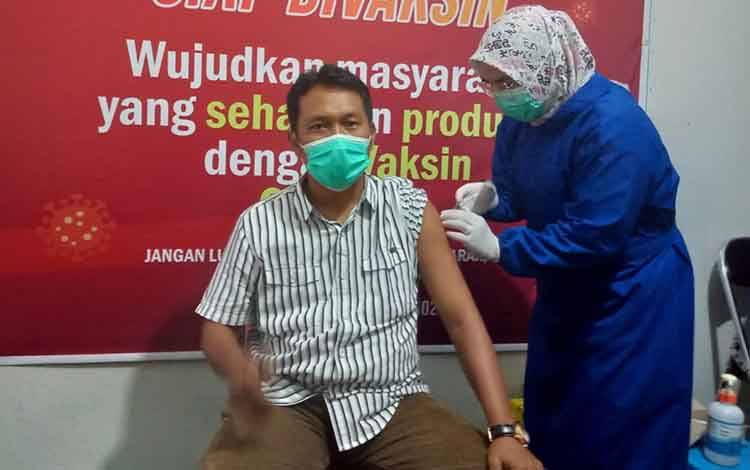 Wartawan Seruyan Ikuti Vaksinasi Covid-19 Dosis Kedua