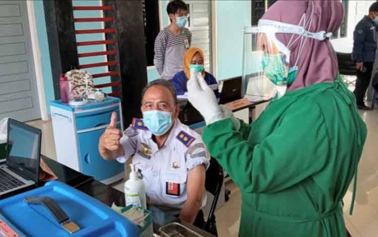 Terima Vaksin Dosis II, Kepala UPBU Iskandar: Protokol Tetap Wajib Dijalankan