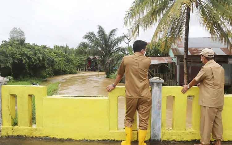 Aliran Sungai Bengaris Lancar saat Hujan Mengguyur