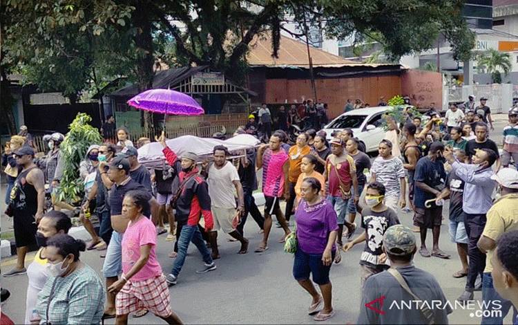 Jenazah Korban Penikaman Diarak Massa
