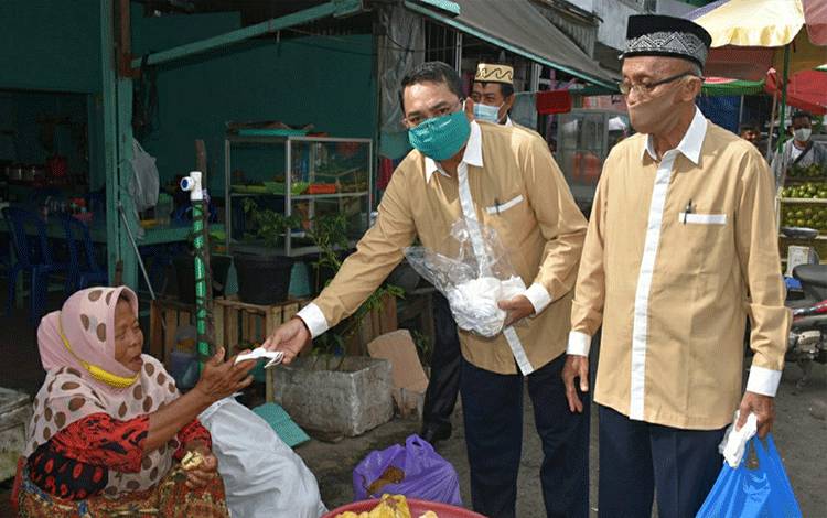 FKUB Kapuas Bagikan Masker di Kawasan Pasar