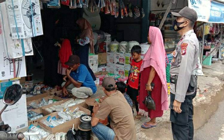 Anggota Polsek Kapuas Murung Lakukan Patroli Dialogis ke Komplek Pertokoan