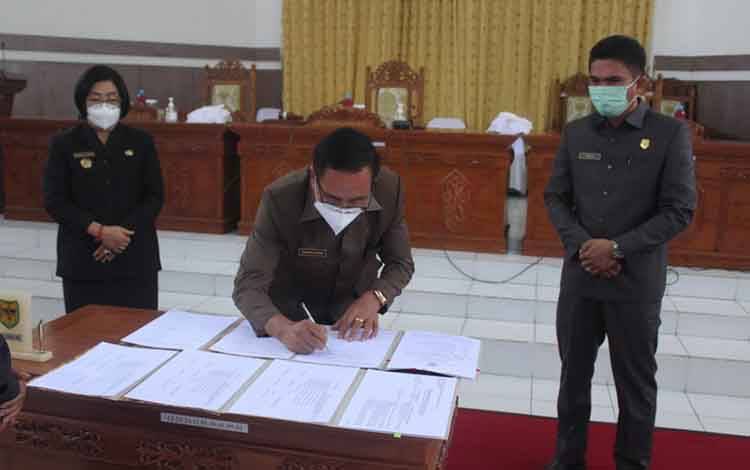 DPRD dan Pemkab Gunung Mas Tandatangani Persetujuan Bersama 2 Raperda