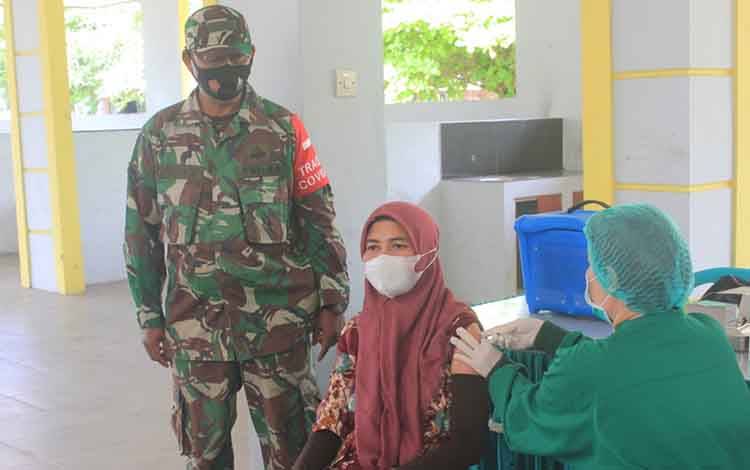 Anggota Kodim 1016 Amankan Vaksinasi ASN dan Pedagang Pasar Kahayan