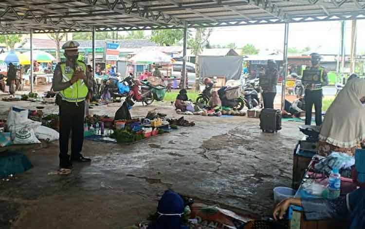 Personel Satlantas Polres Kapuas Sambangi Pedagang Ajak Patuhi Protokol Kesehatan