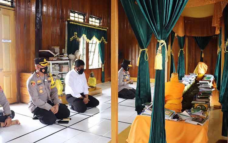 Wakapolda Kalteng Berikan Bansos saat Kunjungan ke Masjid dan Makam Kyai Gede