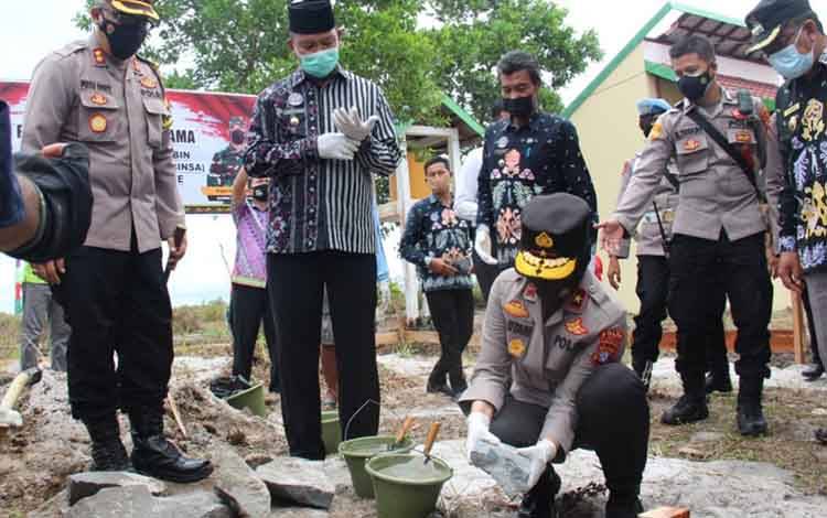 Wakapolda Kalteng Letakan Batu Pertama Pembangunan Rumah Bhabinkamtibmas di Sukamara