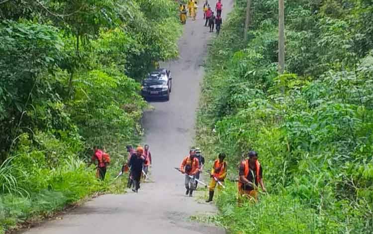 Dinas PUPR Barito Utara Bersama Tripika Montallat dan Kelurahan Gotong Royong Bersihkan Bahu Jalan