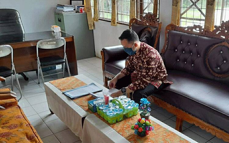 Camat Kapuas Timur Ingatkan Pemerintah Desa Selalu Pasang Papan Informasi Kegiatan