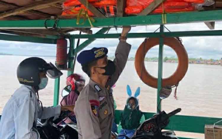 Satpolair Polres Kapuas Cek Kelengkapan Alat Keselamatan Feri Penyeberangan