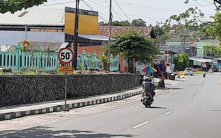 Rawan Kecelakaan, Dishub Kobar Pasang Rambu Batas Kecepatan di Jalan Diponegoro 50 Km Per Jam