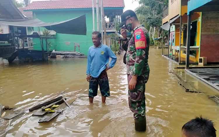 Babinsa Koramil Teweh Tengah Pantau Lokasi Banjir