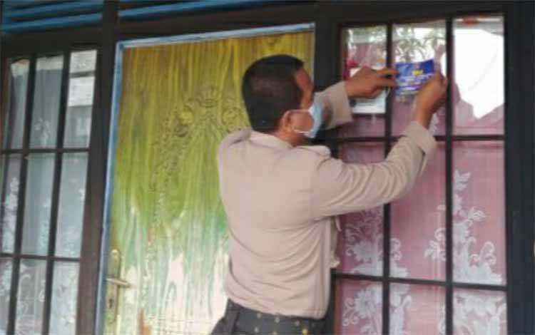 Polsek Kapuas Murung Sebarkan Stiker Imbauan Terapkan Protokol Kesehatan ke Rumah Warga
