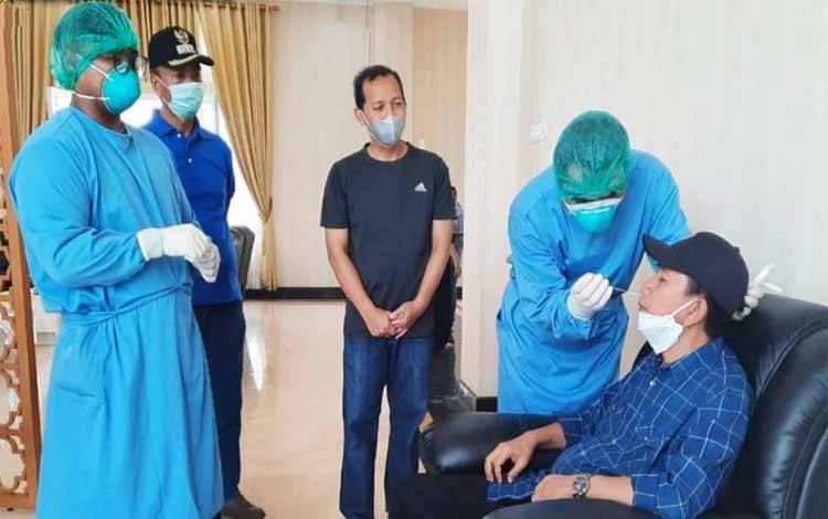 Bupati Barito Utara Lakukan SWAB PCR Persiapan Sambut Kedatangan Wapres