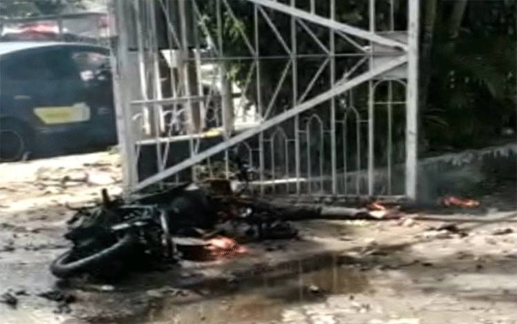Bom Meledak di Pintu Gerbang Gereja Katedral Makassar