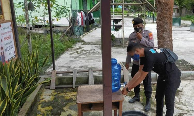 Polsek Timpah Terapkan Protokol Kesehatan saat Beri Pelayanan Warga