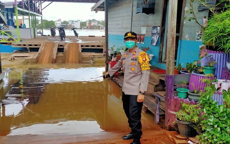 Kapolsek Katingan Tengah Patroli Cek Debit Air Sungai Katingan Meluap, Sarankan ini