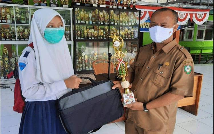 SMPN 2 Sampit Laksanakan Ujian Sekolah?Secara Online