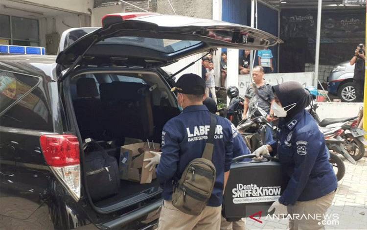 Densus 88 Amankan Barang Bukti dari Rumah Terduga Teroris Bekasi
