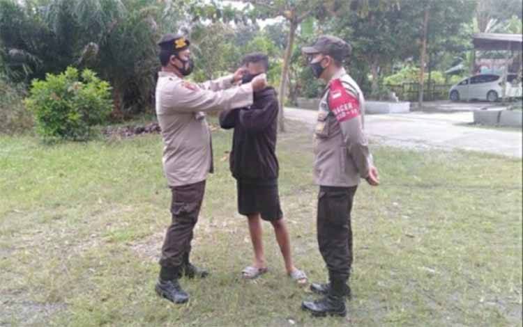 Polsek Timpah Terus Ingatkan Warga Pentingnya Gunakan Masker