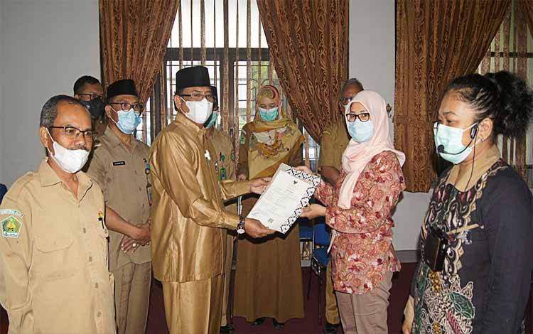Kemenag Kalteng Serahkan Sertifikat Halal kepada 12 UMKM