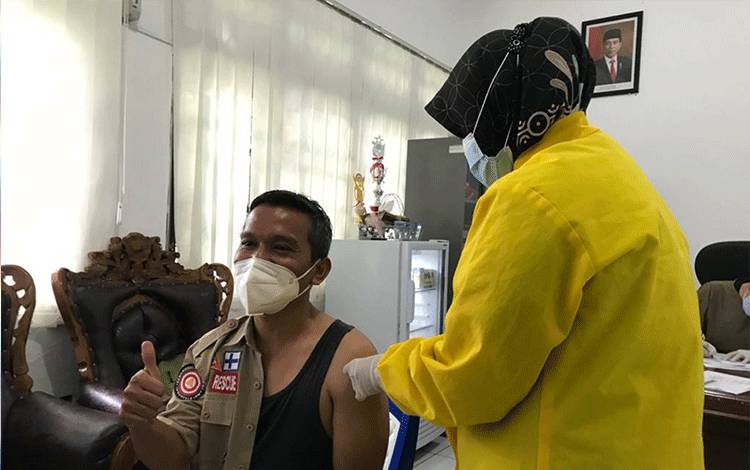 Pegawai Dinas Sosial Kapuas Jalani Vaksinasi Covid-19 Dosis Kedua